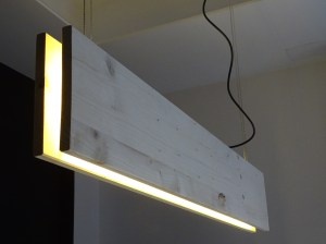LAMPARA-DE-MADERA-Y-TIRAS-DE-LED-DEKOARK